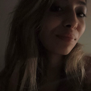 Hanane L. (Mains Complice)