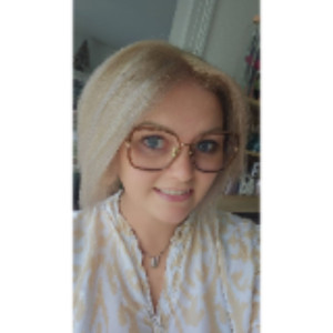 Evelyne Z.