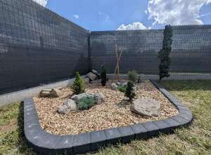 Photo de galerie - Création de massif avec bordure béton et copeaux bois