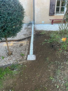 Photo de galerie - Reprise gouttière avec pose de caniveaux, création d’un puisard pour infiltration des eaux de pluie 