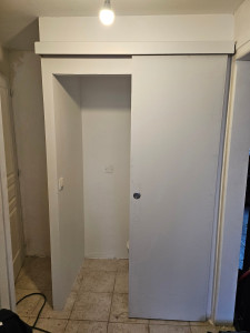 Photo de galerie - Création en placo + porte à galandage pour l'emplacement des wc