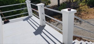 Photo de galerie - Rénovation de garde corps et piliers d'un balcon. Ponçage et reprise au ciment + peinture 