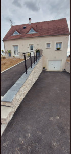 Photo de galerie - Enrobé, parement mural, chapeaux de mur en pierre naturelle, rembarde