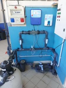 Photo de galerie - Pose d'un électrolyseur, d’une regul PH et d'un contrôleur redox.