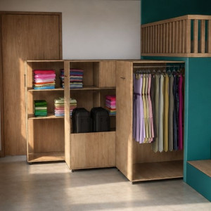 Photo de galerie - Création d'une penderie sous lit double pour désencombrer la chambre sans perdre en fonctionnalité.