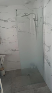 Photo de galerie - Salle de bain avec paroit de douche 