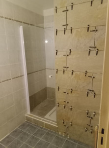Photo de galerie - Démontage complet d' une baignoire et création d' une douche à l' italienne . Plomberie, carrelage, démontage et évacuation des gravats 