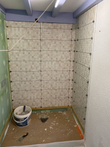 Photo de galerie - Pose de faïence dans une douche.