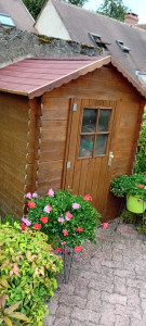 Photo de galerie - Brossage, décapage d'une petite maisonnette de jardin.
rénovation du toit, avec pose de panneau hydrofuge avec pose de bardeau goudronné coloris bardeau/rouge.
Lasure complète 
et conception d'un bardeau en bois design en façade.