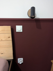 Photo de galerie - Pose et raccordement d'une applique + interrupteur ainsi qu'une prise de courant dans une chambre