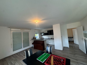 Photo de galerie - Rénovation complète des murs et plafonds avec préparation des surfaces et finition peinture soignée. Travail réalisé avec précision pour un résultat propre, moderne et uniforme.