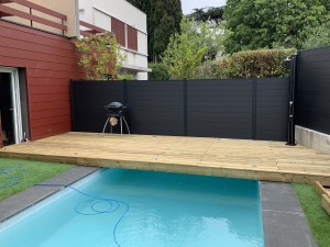 Photo de galerie - Aménagement Jardin : Réalisation d'un plancher bois sur châssis et pose de pelouse synthétique et clôture composite  