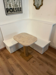Photo de galerie - Banquette sur mesure et table en travertin naturel