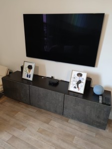 Photo de galerie - Installation tv au mur, passage de câbles dans le mur, meuble tv fixé au mur.