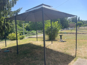Photo de galerie - Montage d'une tonnelle et tonte de pelouse