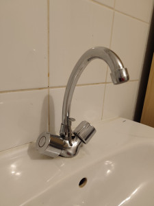 Photo de galerie - Exemple de croisillons,têtes sanis et col de cygne remplacé avec soin sur mélangeur lavabo salle de bain.