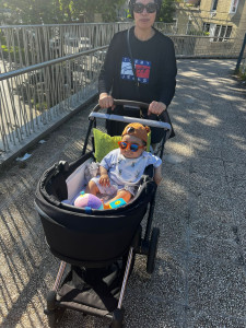 Photo de galerie - Un moment de promenade en toute sécurité, avec le sourire ! J'aime accompagner les enfants dans leurs sorties et leur faire découvrir le monde tout en respectant leur rythme et leurs besoins.