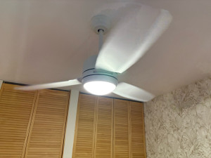 Photo de galerie - Pose d’un ventilateur de plafond avec luminaire