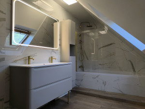 Photo de galerie - Création d'une petite salle de bain avec modification plomberie, pose de la faïence du carrelage , des meubles , et peintures 