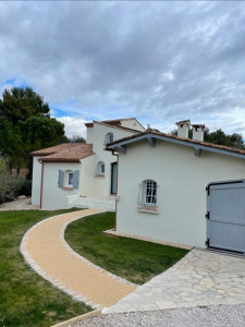 Photo de galerie - Vous souhaitez embellir votre extérieur avec un revêtement moderne et esthétique ?
Je vous propose mes services pour la réalisation de vos travaux en résine drainante :
Pose de résine drainante pour allées et chemins extérieurs
Aménagement des accès de ma