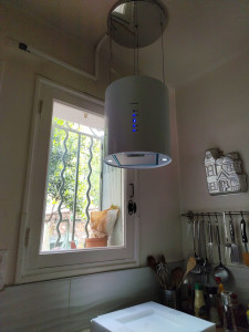 Photo de galerie - Installation d'une hotte aspirante électrique et création d'une arrivée électrique.