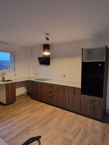 Photo de galerie - Montage d'une cuisine IKEA avec pose évier , table de cuisson , four et micro onde, robinetterie et évacuations.