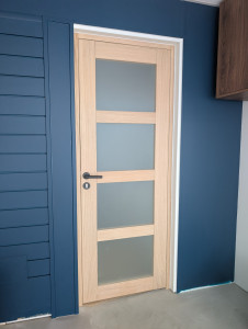 Photo de galerie - Pose d'un bloc porte fini en chêne massif pour un local commercial