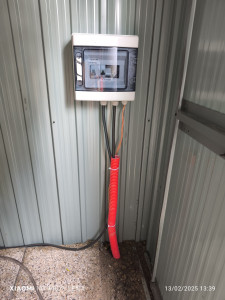 Photo de galerie - Alimentation électrique d' un cabanon pour un four de poteries.
il manque juste les opérateurs de finition.
Mis après la photo .