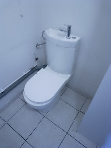 Photo de galerie - Pose toilettes avec lave-mains 