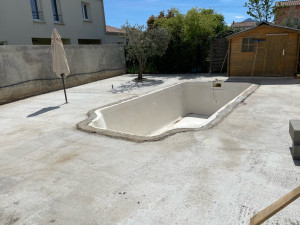 Photo de galerie - Dallage terrasse piscine avant pose travertin 