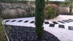 Photo de galerie - Création d’un massif avec bordure écolat et plaque de palis d’ardoise 