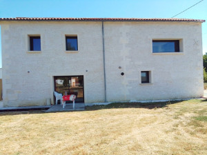 Photo de galerie - Réalisation ouverture fenêtre et baie vitrée et décrépite façade et jointement de pierre apparentes 