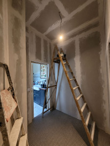 Photo de galerie - Pose de plaques de placo sur ossature métalliques et création d'un faux-plafond dans un cellier