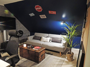 Photo de galerie - Image “APRÈS” d’un salon avec bureau.
