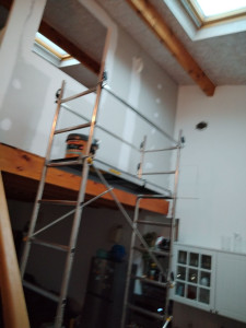 Photo de galerie - Réalisation d'une cloison sur une mezzanine ! 
La hauteur ne fait pas peur tant qu'on est sécuriser, tout ce fait. 
Client ravi !