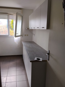 Photo de galerie - Fixation de meubles haut dans une cuisine 
