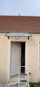 Photo de galerie - Montage + pose auvent de porte d'entrée 