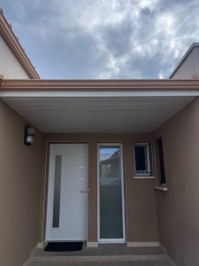 Photo de galerie - Installation de lambris PVC sur une avancée de maison 