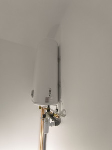 Photo de galerie - Chauffe-eau extra-plat, installation horizontale possible sur le côté, la solution gain de place sans compromis sur le confort !