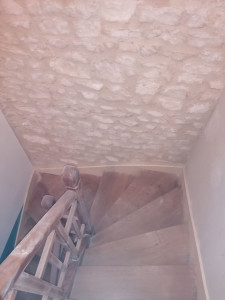 Photo de galerie - Dejointage et Rejointage d une cage d escalier de 4,50m/2m en PARLUMIERE chaux en teinte G20 avec espace restreint protection escalier et extracteur d air 