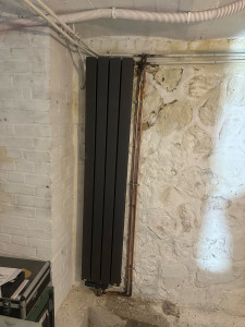 Photo de galerie - Installation de trois radiateurs : un radiateur posé dans une chambre pour améliorer le confort, et deux radiateurs verticaux installé dans le garage pour optimiser le chauffage de toute la maison. Travail propre et soigné.