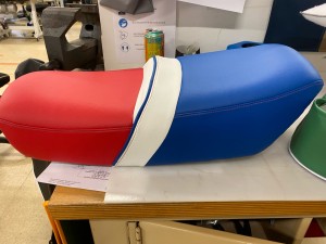 Photo de galerie - Réalisation de selle moto bi-plan sur-mesures