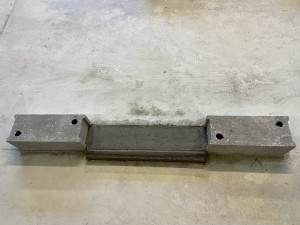 Photo de galerie - Réalisation d’un petit ouvrage en maçonnerie comprenant la pose de deux blocs en béton alignés et de niveau, reliés par un remplissage au mortier. Travail effectué avec soin, en respectant l’alignement, le niveau, l’aplomb et les finitions
