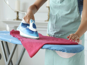 Photo de galerie - Le tri et le repassage permettent d’organiser et d’entretenir le linge en séparant les vêtements selon leurs caractéristiques, puis en éliminant les plis pour leur donner une apparence propre et soignée.