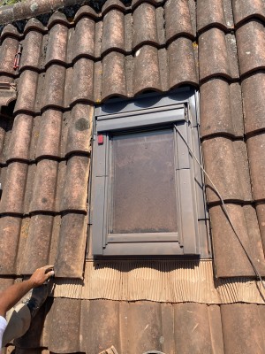 Photo de galerie - Création puit de lumière et pose d’un velux automatique 