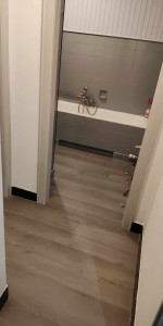 Photo de galerie - Pose parquet vinyle adapté à l'humidité vzc isolant dans salle de bain /toilettes /dégagement