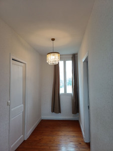 Photo de galerie - Pose tringles a a rideaux, rideaux,et luminaire pour 