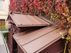Photo de galerie - Petite toiture à tasseaux, zinc pigmento rouge terre