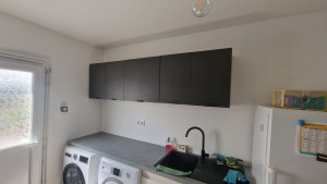 Photo de galerie - Montage et assemblage de 3 meubles hauts.
Mise en place et fixation des meubles au mur avec contrôle de l’alignement et du niveau.