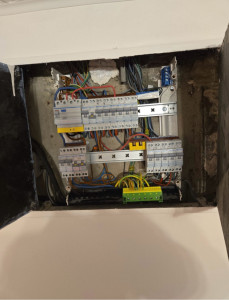 Photo de galerie - Tableau électrique APRÈS, ajouts de disjoncteurs, changement de certains câbles